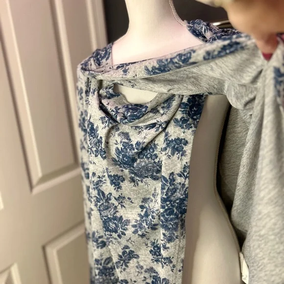 👩🏽🍼BEST NURSING SWEATER EVER. Size M Jessica Simpson. Multiple ways to wear. - Picture 3 of 15